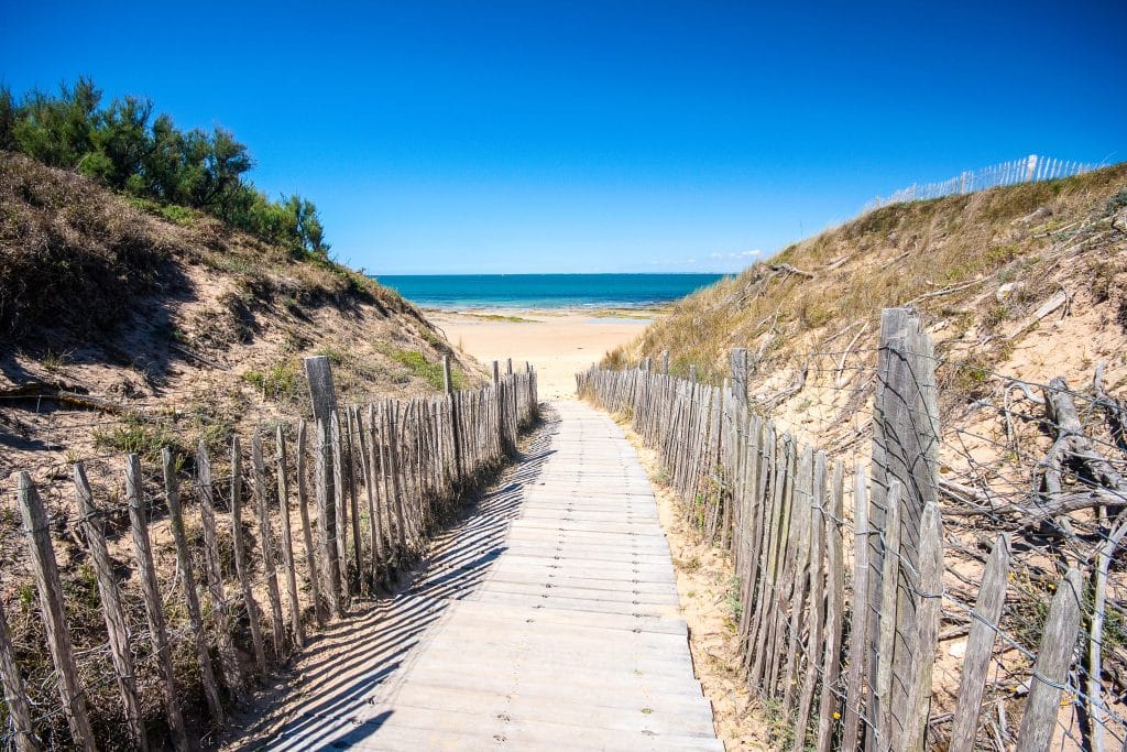 strandpromenade-ile-de-re-frankreich-france-istock_000017498648_large-2